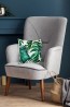 Декоративная бежевая подушка из рогожи для домашней и садовой мебели с темно-зелеными листьями монстеры и папортника - фото 2