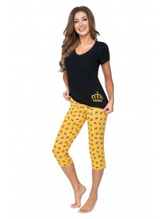 Трикотажная женская пижама: желтые бриджи с принтом и черная футболка