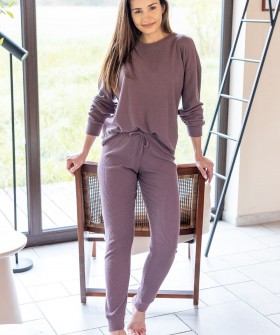 Женская трикотажная пижама сиреневого цвета: приталенные брюки и лонгслив