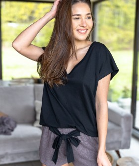 Женская пижама: шорты и футболка с широким треугольным вырезом