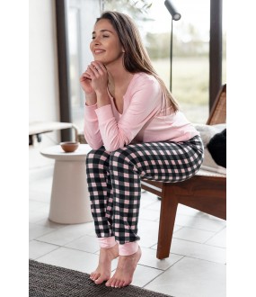 Уютная розовая женская пижама с брюками в клетку