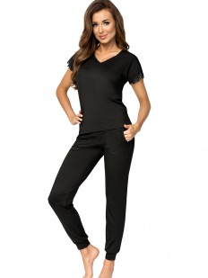 Женский пижамный комплект из вискозы черного цвета: приталенные брюки и футболка