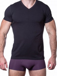 Черная мужская футболка из хлопка с треугольным вырезом