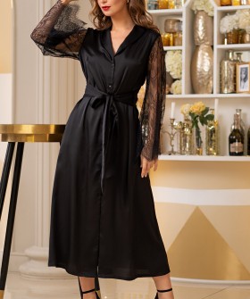 Длинный черный женский атласный халат с кружевным рукавом