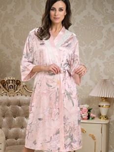 Нежно розовый с цветочным принтом халат средней длины на запахе