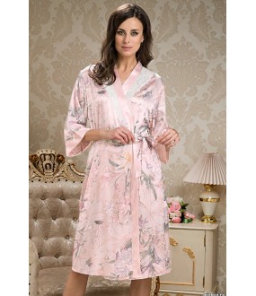Нежно розовый с цветочным принтом халат средней длины на запахе