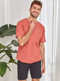 Мужская пижама с клетчатыми шортами и однотонной футболкой