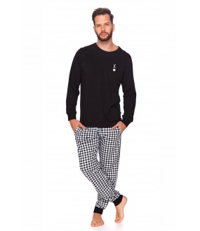 Мужская пижама с брюками в клетку и черной кофтой лонгслив