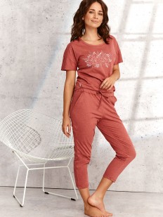 Женский пижамный комплект с бриджами и футболкой