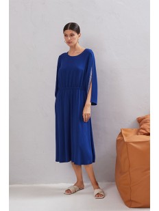 Синее платье миди свободного кроя с оригинальным рукавом