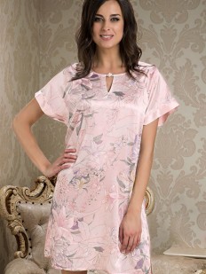 Розовая ночная сорочка из шелка с цветочным рисунком