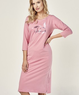 Светло-розовая ночная сорочка с принтом на груди