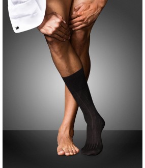 Высокие мужские носки с незаметным швом и усиленной зоной по низу стопы