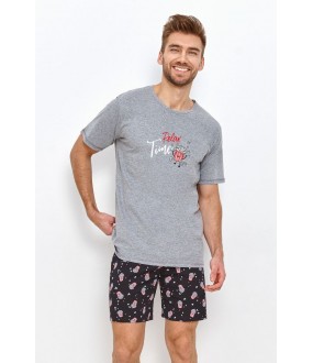 Мужская пижама с серой футболкой и принтованными шортами