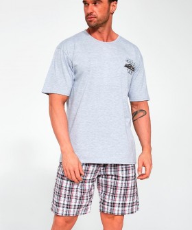 Летняя мужская пижама с серой футболкой и клетчатыми шортами