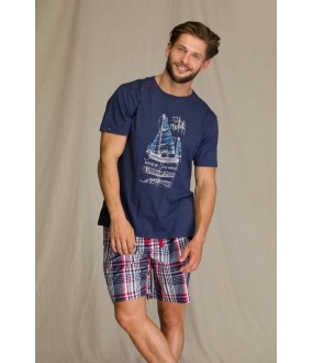 Мужская летняя пижама с клетчатыми шортами и принтом парусника на футболке