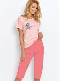Женская пижама с бриджами и футболкой в розовых тонах 