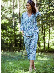 Женская трикотажная пижама из вискозы с бриджами и растительным принтом