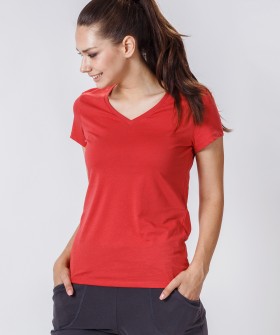 Красная женская футболка из хлопка с v-вырезом