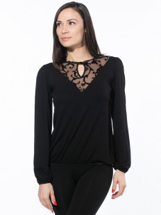 Черная элегантная блузка с микротюлем на декольте и длинными рукавами