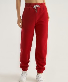 Женские спортивные штаны из футера красного цвета