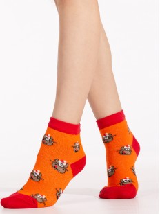Оранжевые новогодние детские носки с ярким рисунком в виде оленей