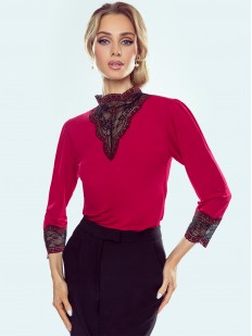 Элегнатная бордовая блузка с контрастным кружевным декором