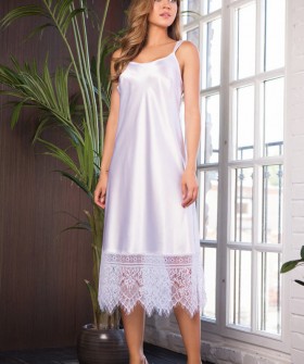 Длинная белая атласная сорочка под платье с кружевом