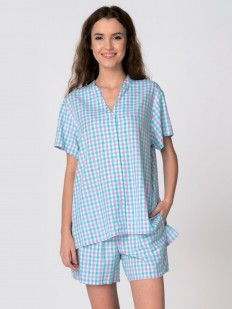 Женская пижама из рубашки на пуговицах с шортами в клетку